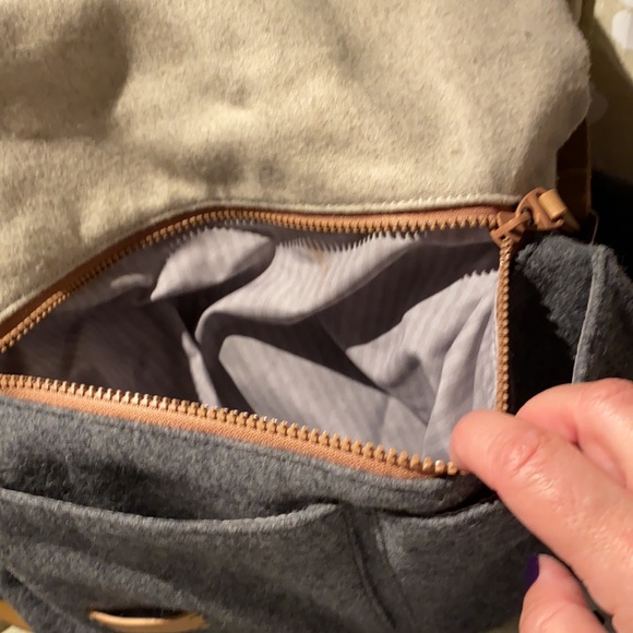 EUC like new Petra Messenger Bag. Where business meets savvy. Eco savvy! - Picture 6 of 11